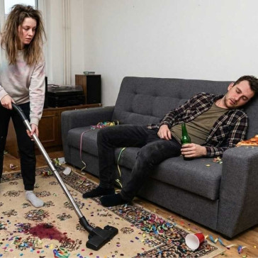 Úklid po silvestrovském mejdanu: Jak ochránit koberec i podlahu před skvrnami