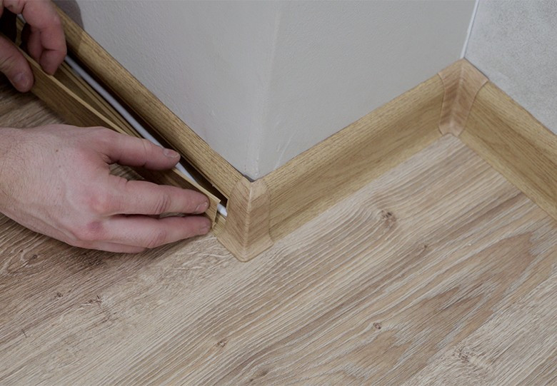 Obvodová soklová lišta plastová (pro PVC a vinyl) jasan rustic 761 - 250cm (obrázek 7)