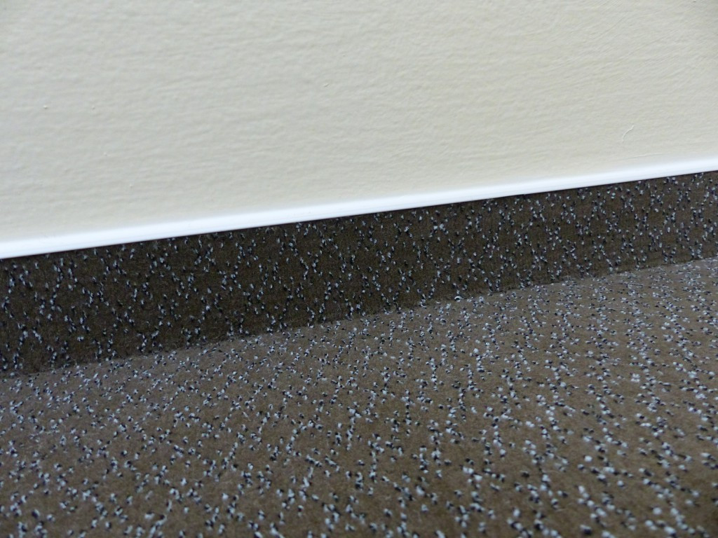 Obvodová soklová lišta – bílá (pro koberce) - 250cm 4