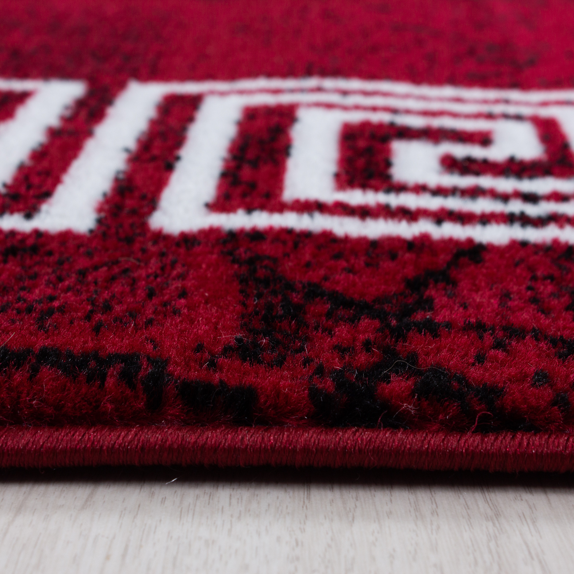 Kusový koberec Plus 8009 red 3