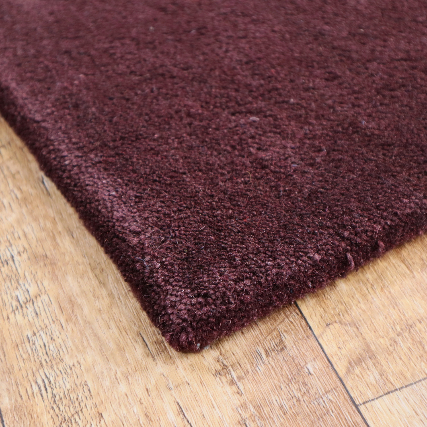 Ručně všívaný kusový koberec Asra wool tm. fialová 2