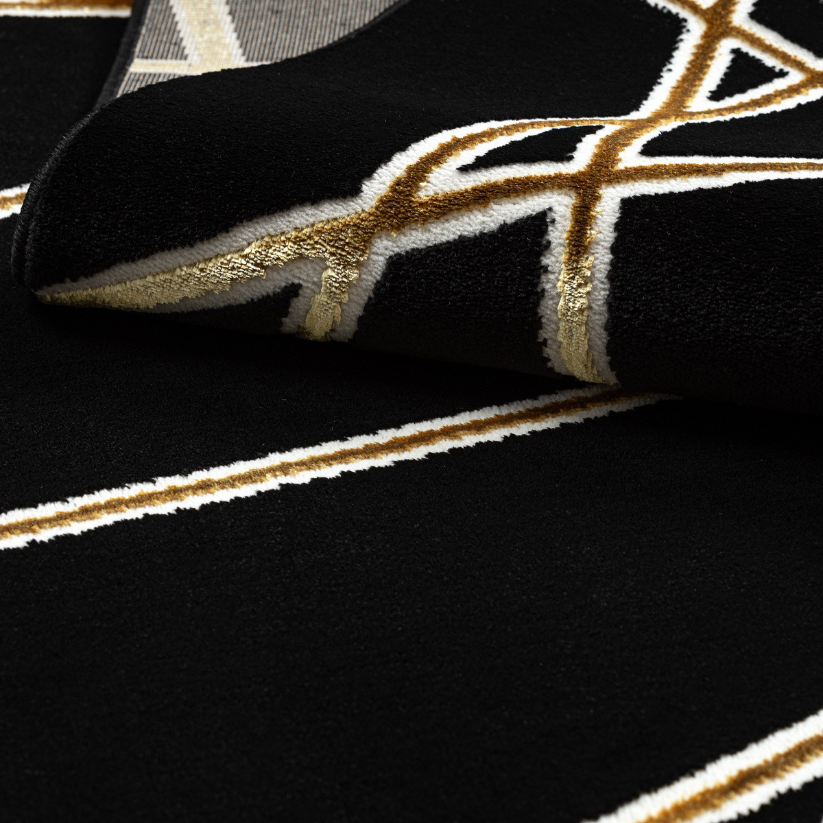 Kusový koberec Allure 1964 black/gold 2