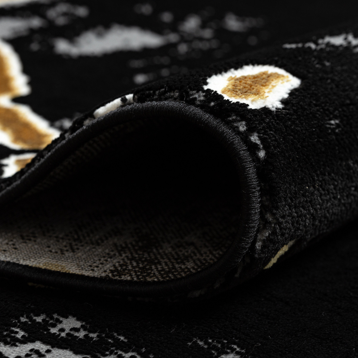 Kusový koberec Allure 1967 black/gold 4