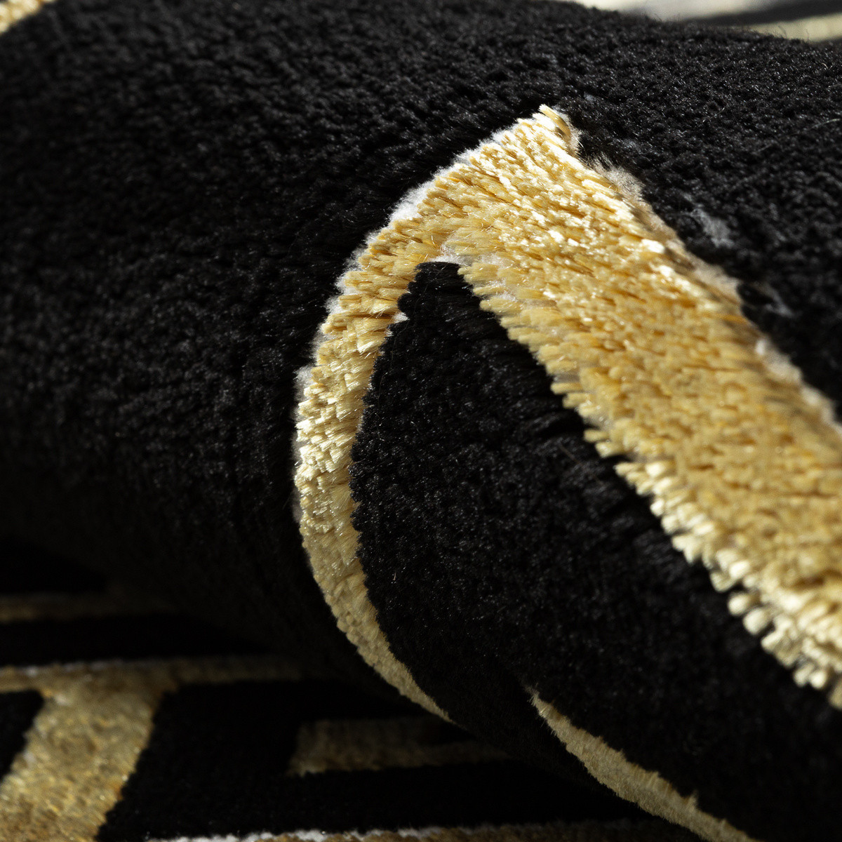 Kusový koberec Allure 1968 black/gold 2