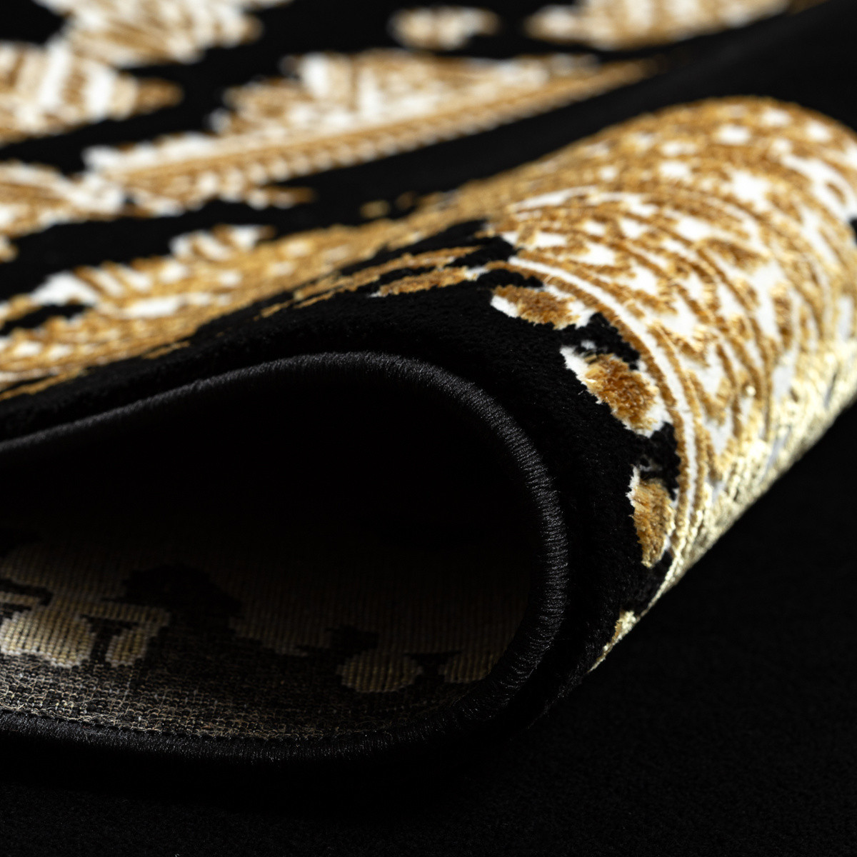 Kusový koberec Allure 1965 black/gold 2