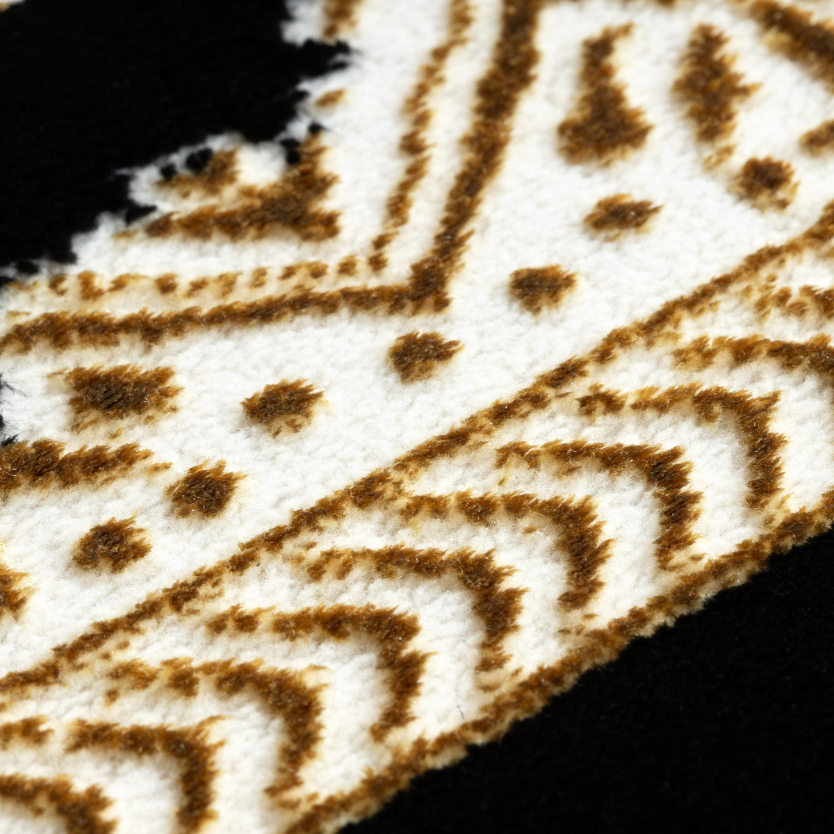 Kusový koberec Allure 1965 black/gold 3