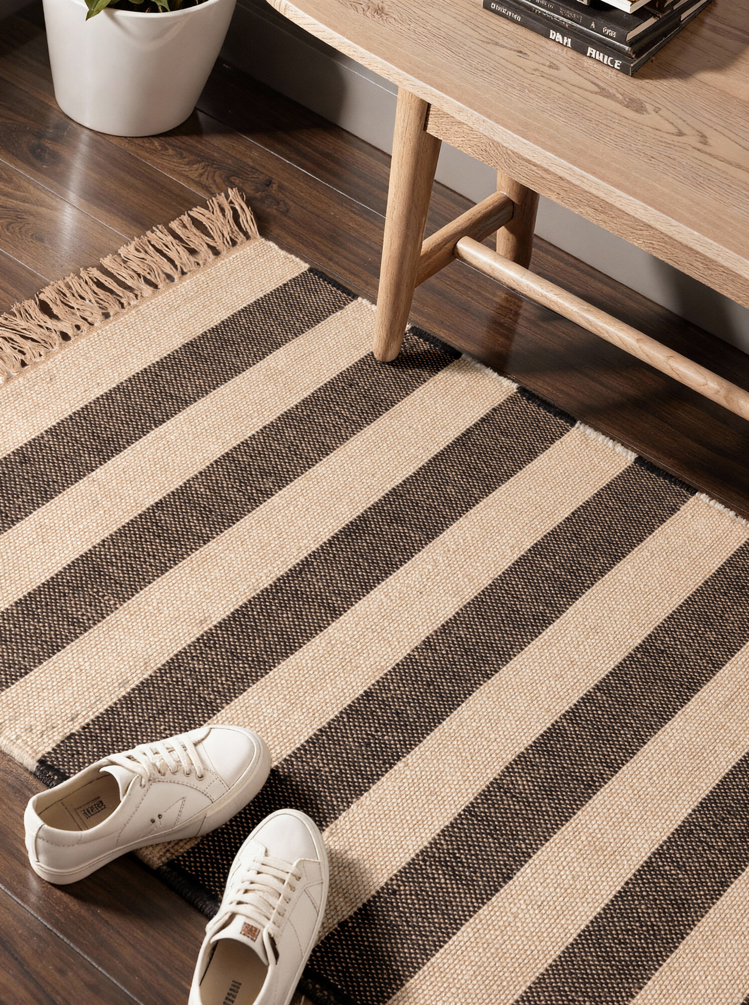 Běhoun Handloom 106334 Playa White Black 2