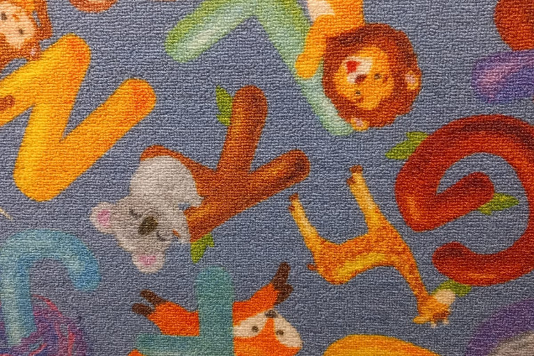 Metrážový koberec Abeceda