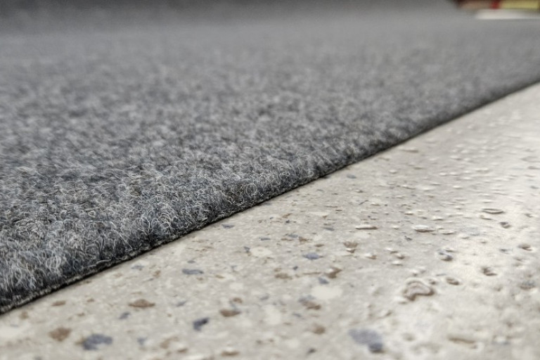 Zátěžový koberec Zenith 70 PB(tmavě šedý) - textilní podklad