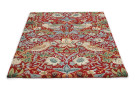 Luxusní květinový koberec Morris & Co Strawberry Thief crimson 027700