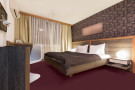 Metrážový koberec Hotel Now - Q16-5 vínový