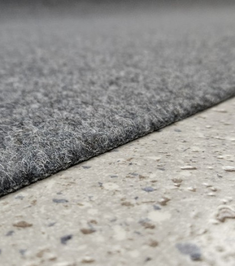 Metrážový koberec Zenith 70 (tmavě šedý) - textilní podklad