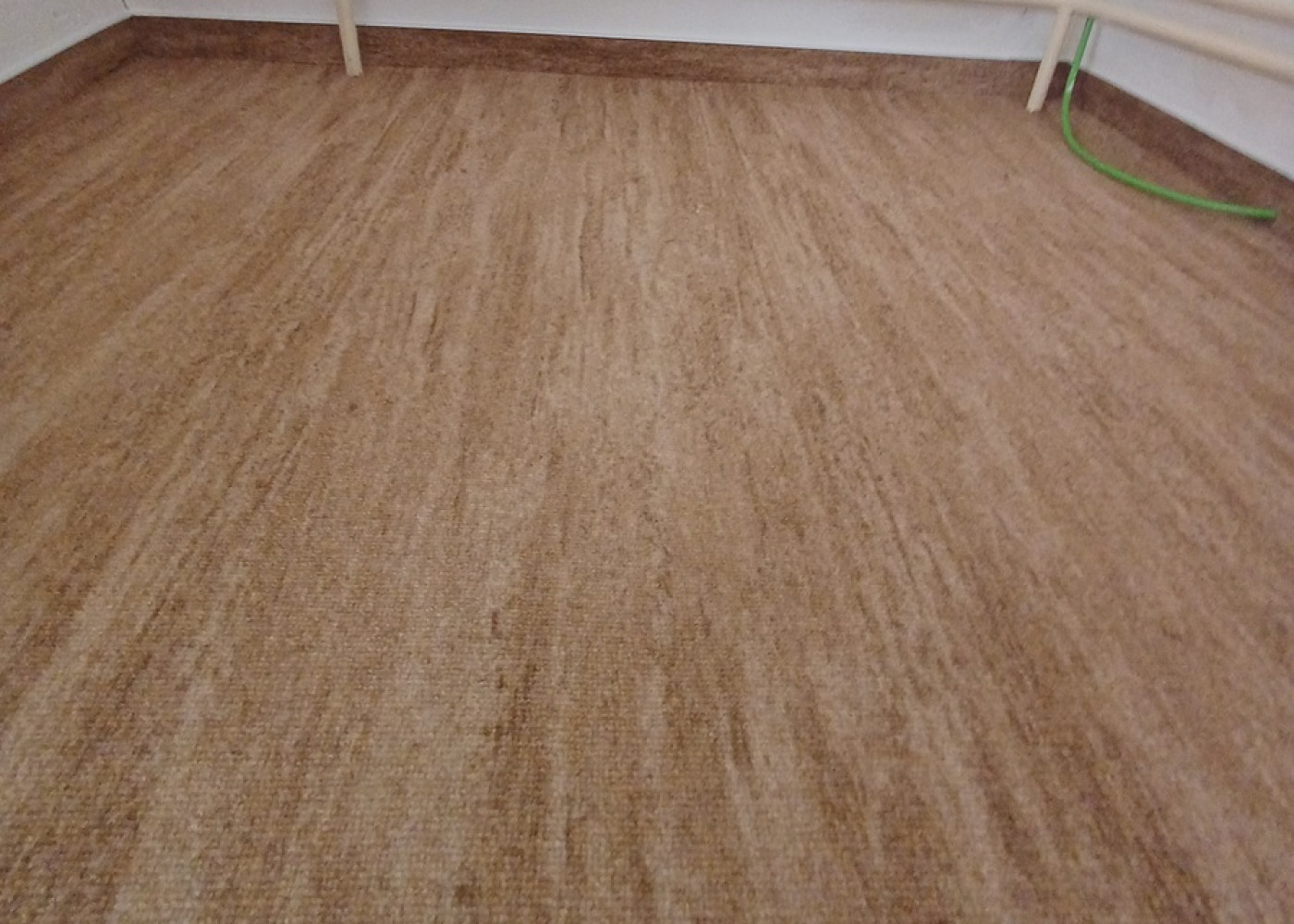 Pokládka metrážového koberce pro starší pár